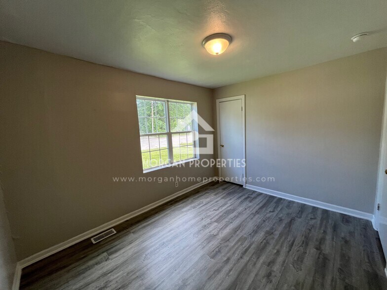 Building Photo - 211 Vasbinder Dr
