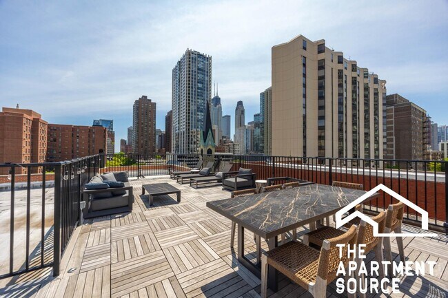 Building Photo - 1140 N La Salle Dr
