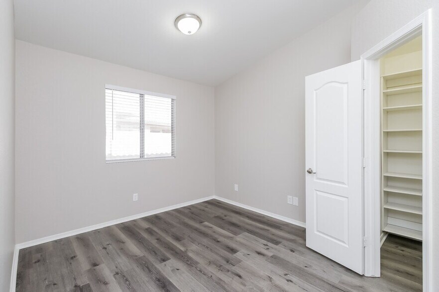 Building Photo - 118 W Tumbleweed Ct