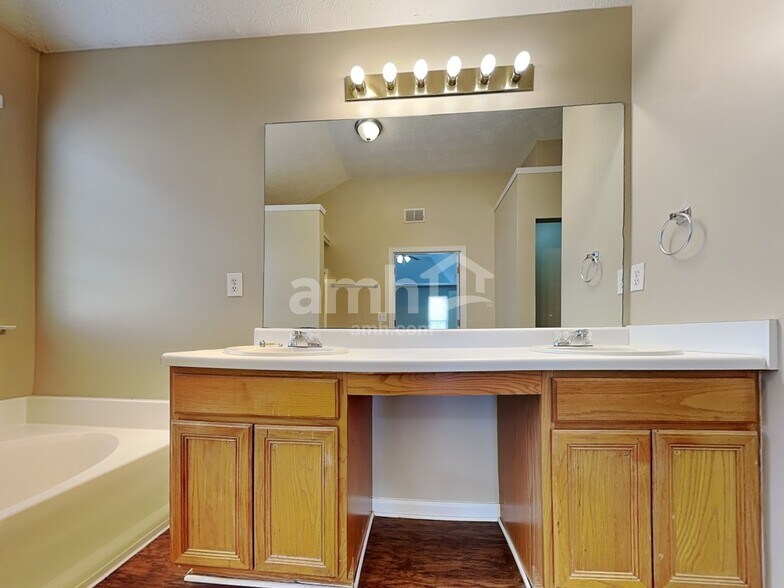 Building Photo - 1633 Sparrow Wood Ln SW