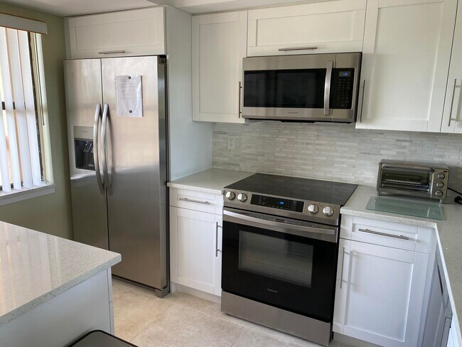 Building Photo - 600 Egret Cir