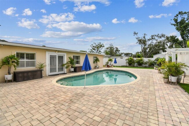 Building Photo - 2580 Granada Cir W