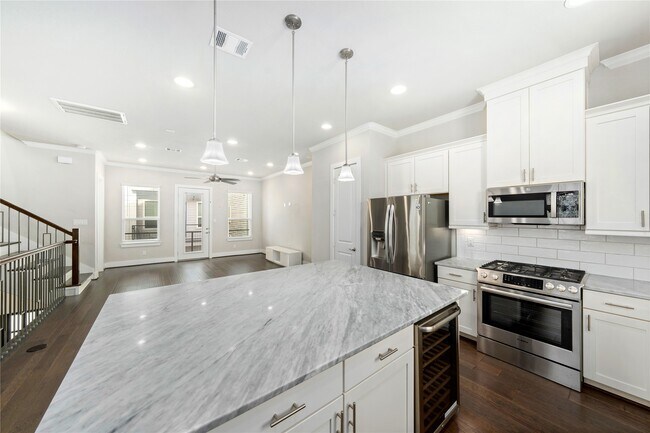 Building Photo - 420 W 28th St