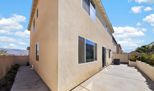 Building Photo - 1037 Yuzu Wy