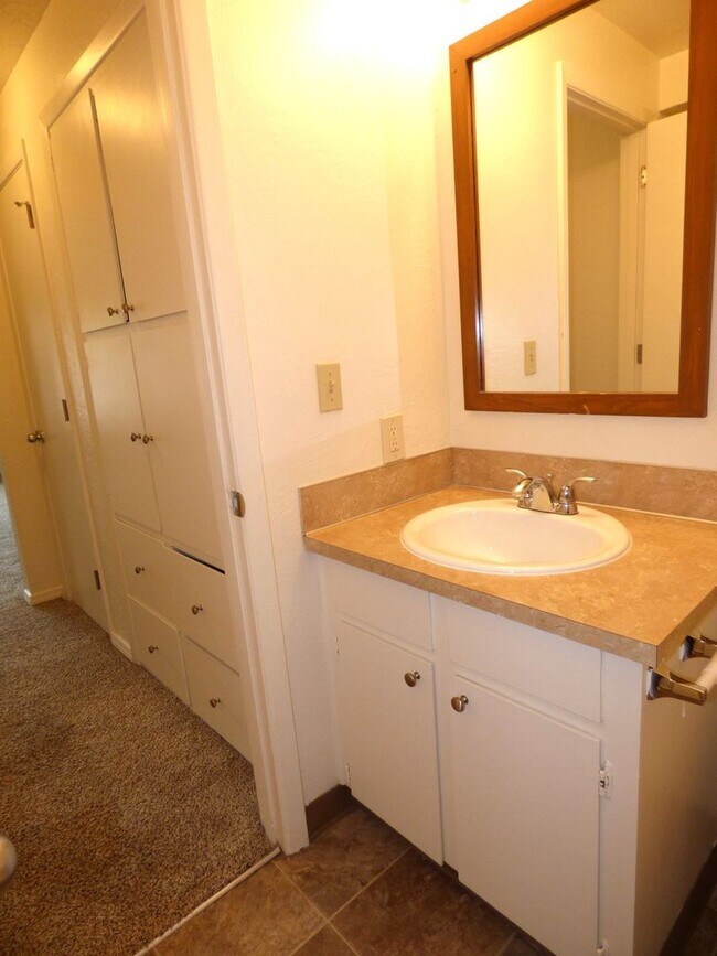 Building Photo - Rent Special: 1/2 Off July's Rent!! Ground Level 1 Bedroom 1 Bath W/ AC