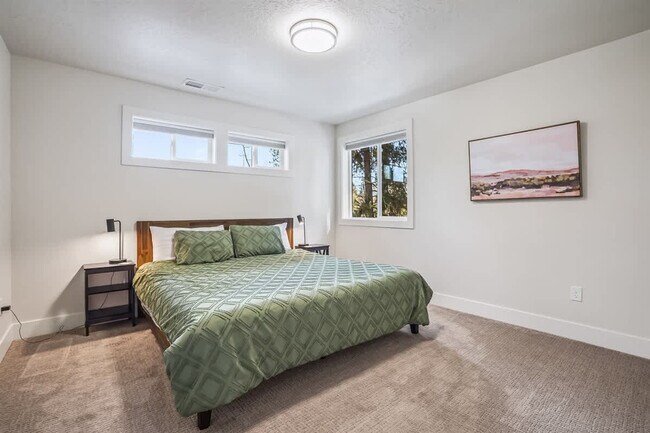 Building Photo - 1013 Yew Wood St