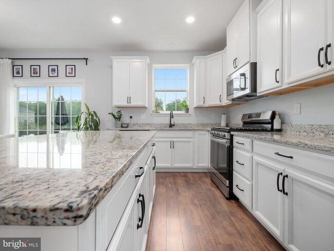 Building Photo - 131 Edgewater Ct