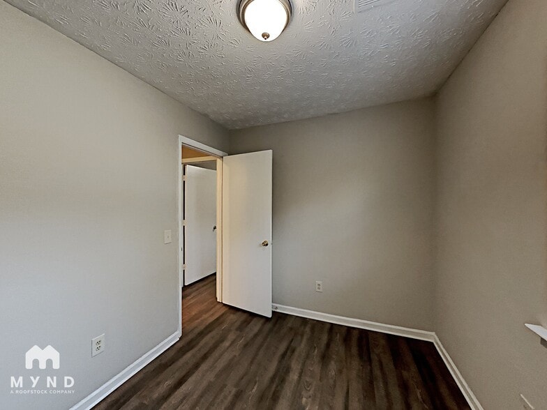 Building Photo - 2101 Mallard Way