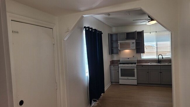 Building Photo - **2 Bdrms 1 Bath Detached Duplex in Hemet, CA**