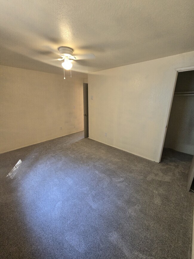 Building Photo - 581 Malibu Dr SE