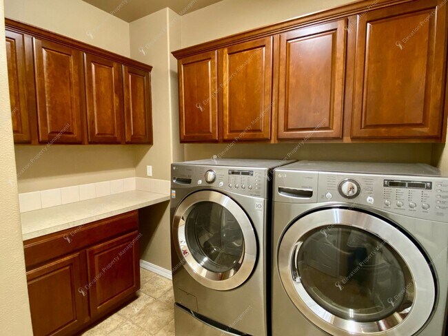 Building Photo - Spacious Corner Home with Community Pool in Prime SW Bend Location