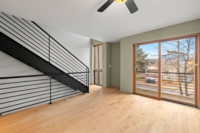 Building Photo - 2 BR 2 BA Townhome in North Tabor- 3 Levels!