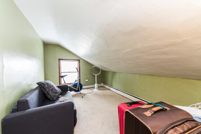 Building Photo - AVAILABLE MAY  - 2 Bedroom 1.5 bathroom Ho...