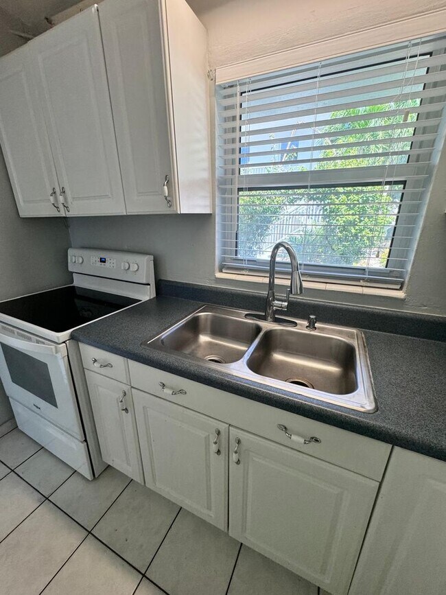 Building Photo - Spacious and modern 1-bedroom, 1-bathroom unit available for rent in the heart of Fort Lauderdale.