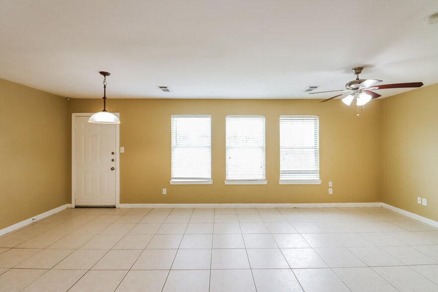 Building Photo - 4962 N Cancun Dr