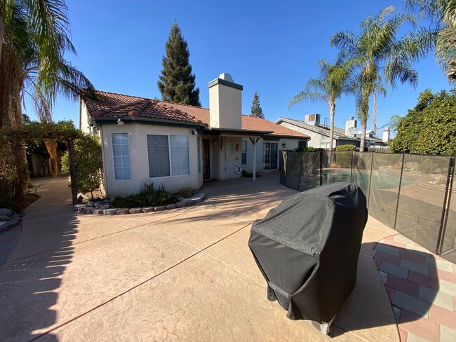 Building Photo - NE Visalia home available now!