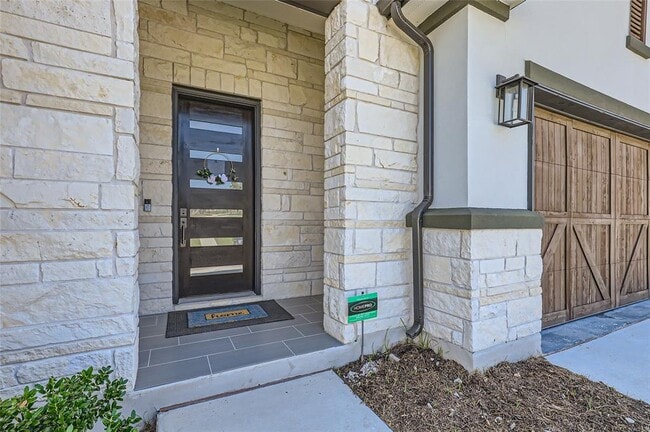 Building Photo - 704 Palamos Dr