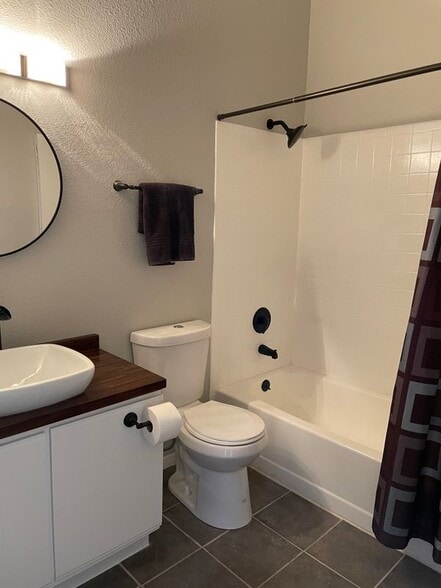 Building Photo - 2320 Villa Rosa Dr