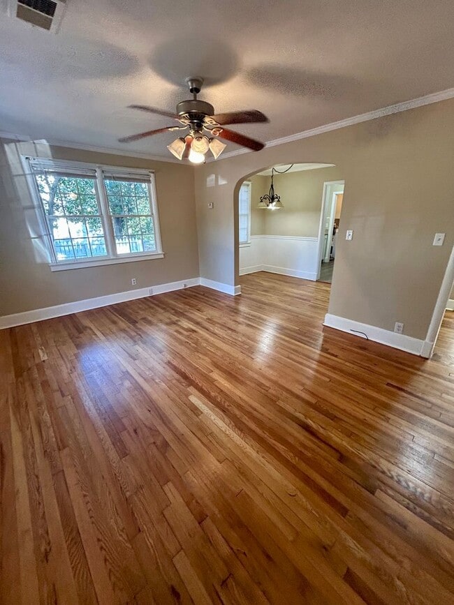 Building Photo - Cottage Vibes!