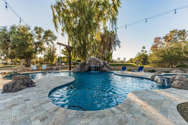 Building Photo - 5821 E Cactus Rd