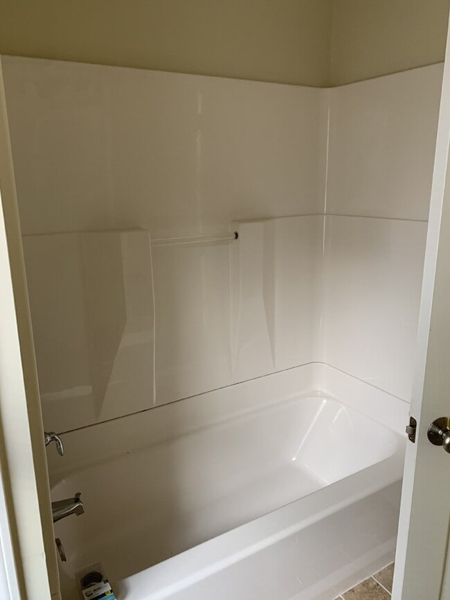 Building Photo - 1ST FLOOR!  3-bedroom unit located on a quiet dead-end street!