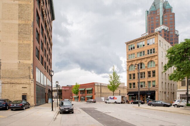 Building Photo - 823 N 2nd St