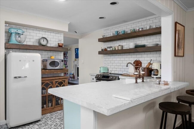 Building Photo - Ranch-style residence offers 3 bedrooms an...