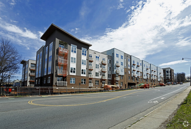 Building Photo - Vistas @ 707