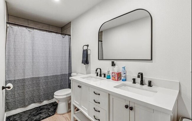 Building Photo - 572 Columbia St