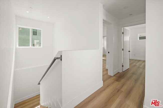 Building Photo - 914 N Hudson Ave