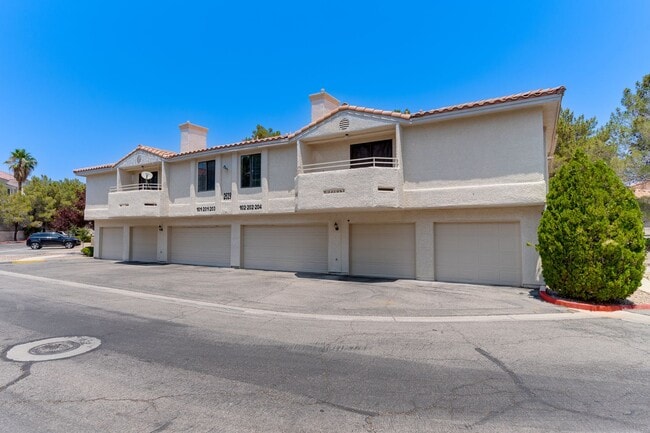 Building Photo - Remodeled 3-Bedroom Condo with Fireplace 8...