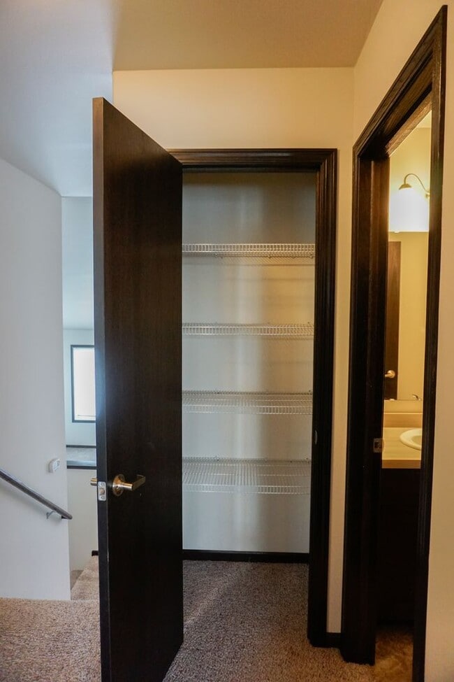 Building Photo - 3 Bed 3 Bath Twin Home