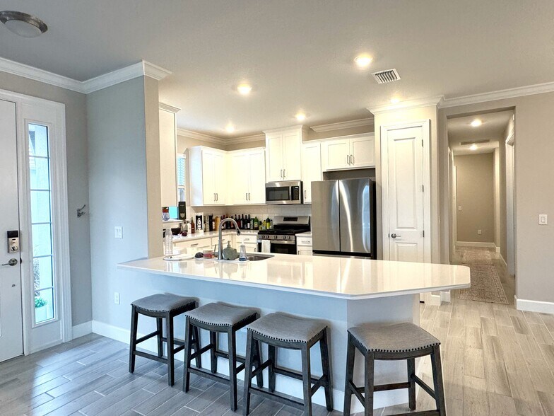 Building Photo - 16126 San Donato Pl