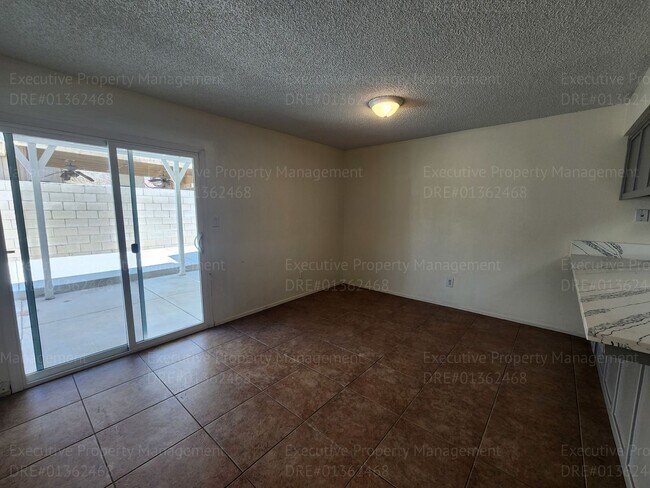 Building Photo - 3 bedroom/ 2.5 bathroom