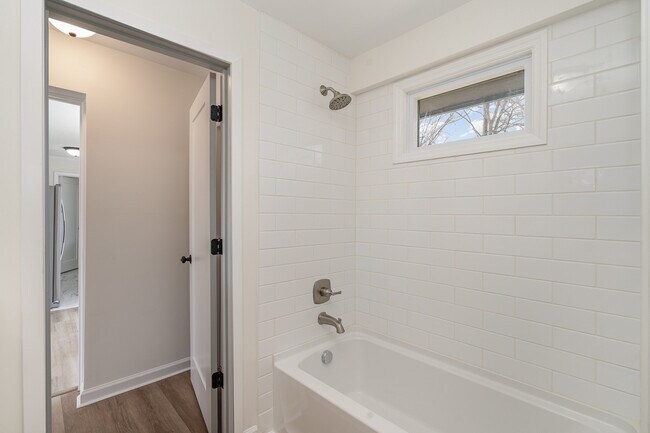 Building Photo - 122 Brookside Dr