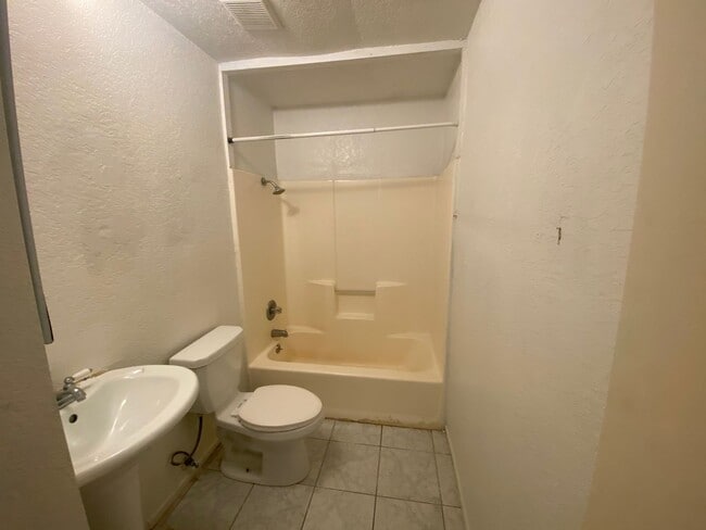 Building Photo - Lake Los Angeles 3 bedroom