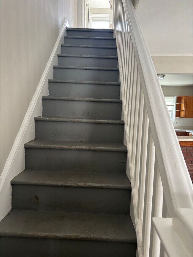 Building Photo - Charming 3-Bedroom Twin Home for Rent in L...