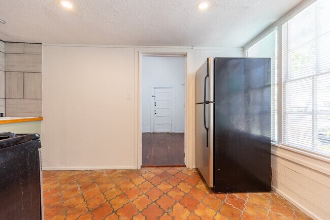 Building Photo - 426 W Woodlawn Ave