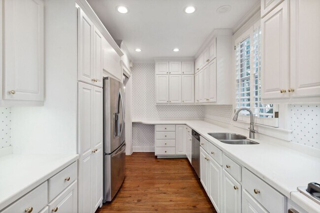 Building Photo - Gorgeous Historic South of Broad Home