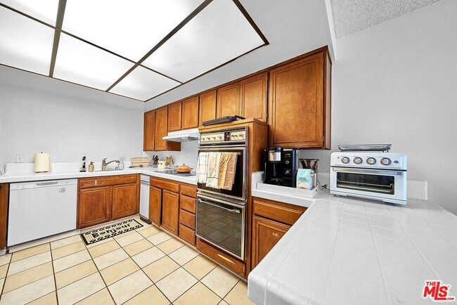 Building Photo - 421 S Van Ness Ave