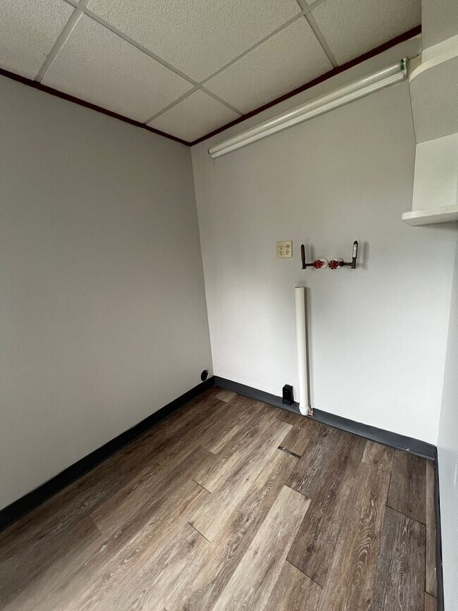 Building Photo - 4 Bedroom 2 Bath House Available in Wausau NOW!