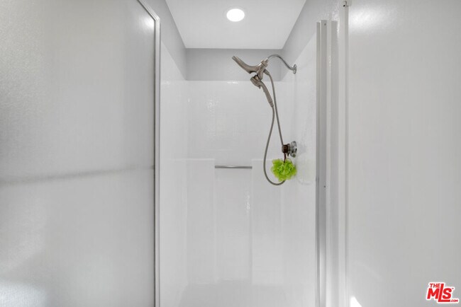 Building Photo - 18209 Sierra Hwy