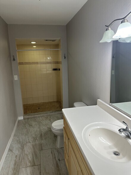 Building Photo - 2216 W Woodlawn Ave