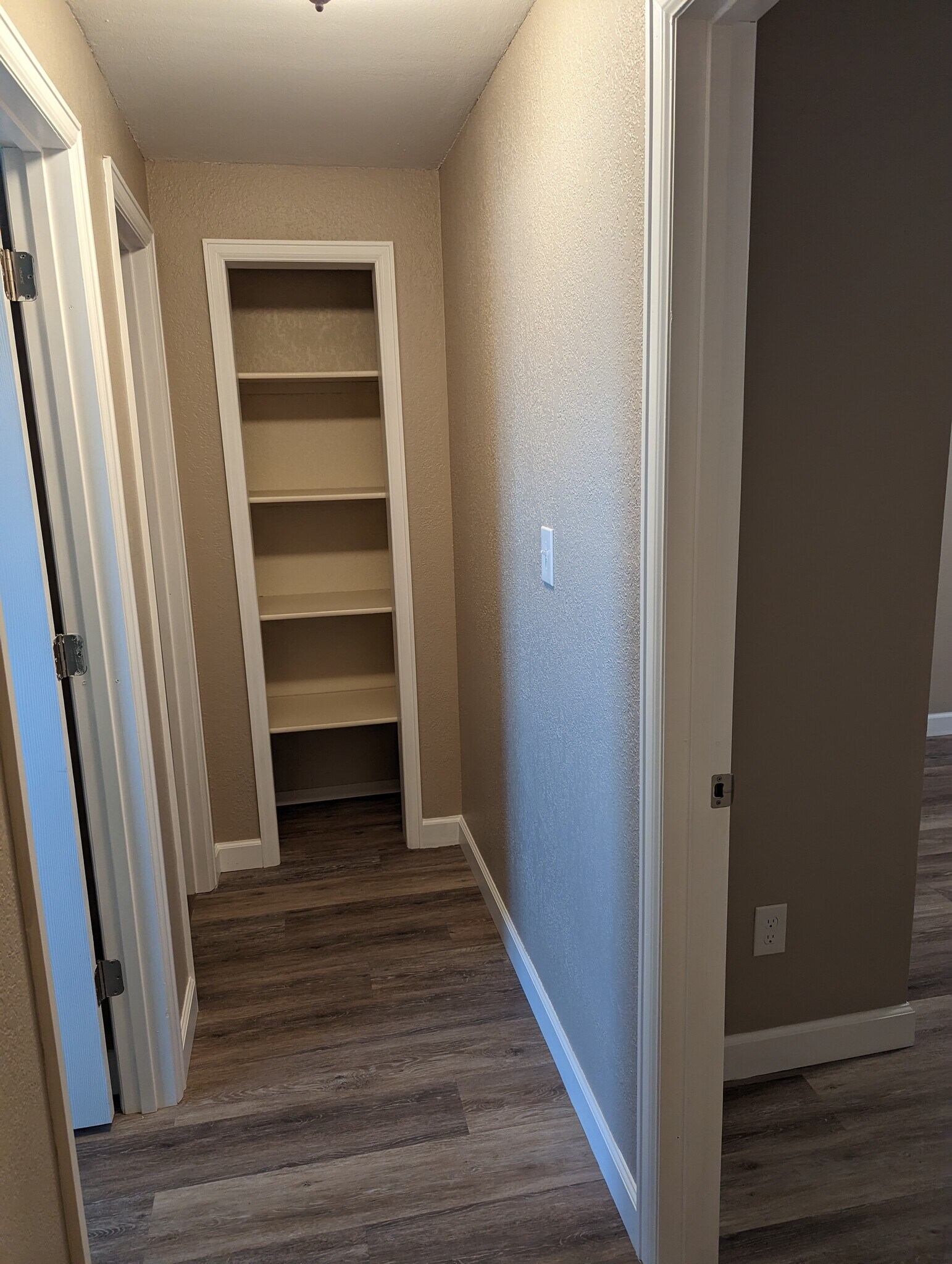 upstairs hallway with linen closet - 3526 Butternut Dr