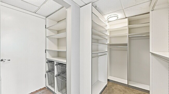 Building Photo - $2,820.95- 2 bed, 1 bath Condo in the heart of Denver with In Unit Laundry!