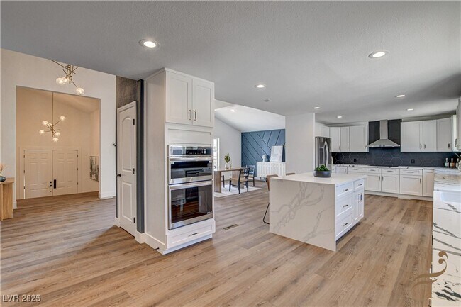 Building Photo - 2685 S Tenaya Way