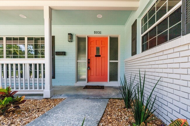 Building Photo - Completely Renovated 3/2 in Lake Conway Es...