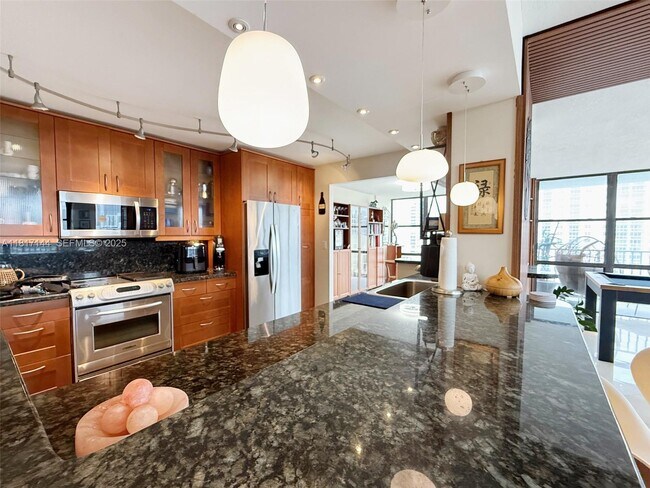 Building Photo - 800 Parkview Dr