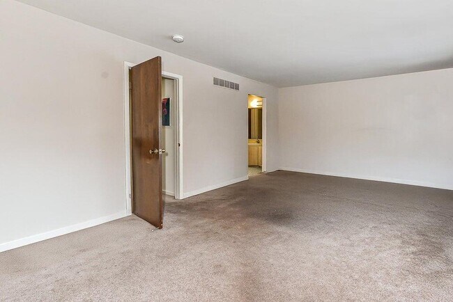 Building Photo - 2553 Meade Ct