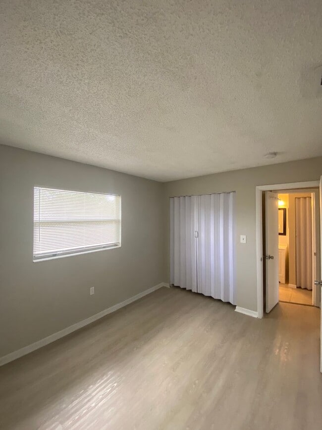 Building Photo - 2 BEDROOM, 1 BATH APARTMENT HOME - PINELLAS PARK